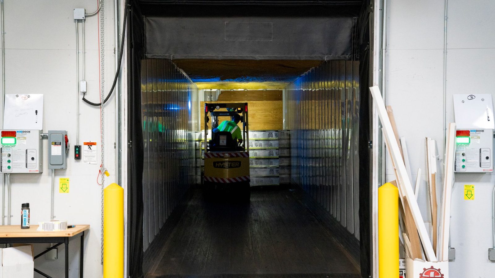 Empilhadeira na porta de uma câmara fria de armazém