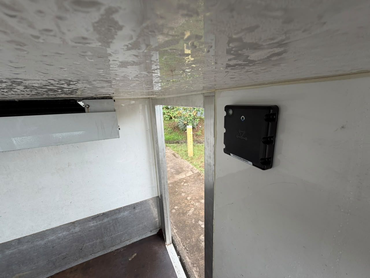 Hub instalado no baú, perto da porta, sem ligação na elétrica do caminhão