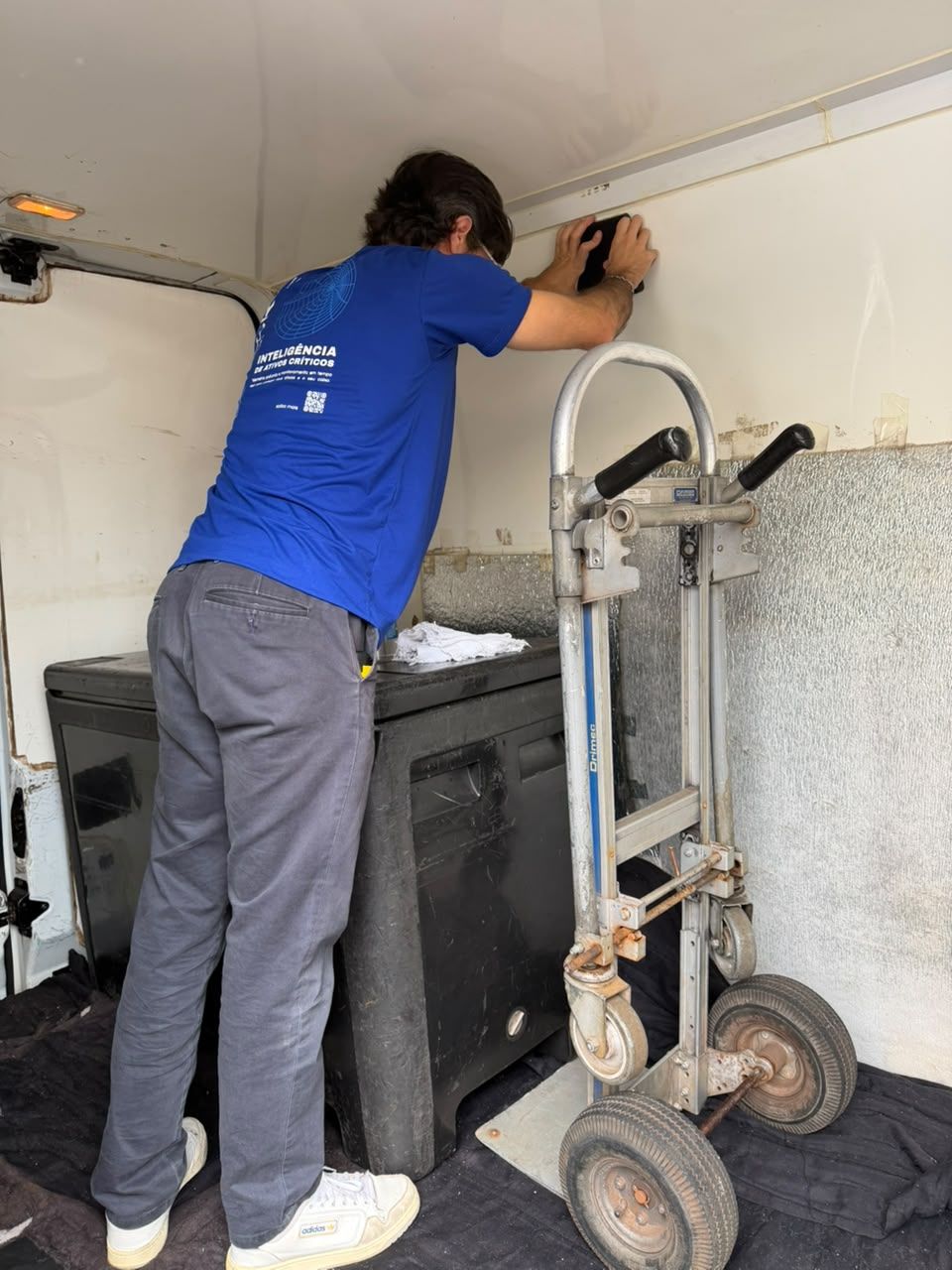 Técnico da Sensoriz fixando o hub na parede do baú refrigerado